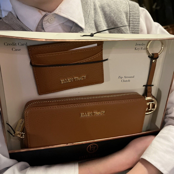 Nwt Clutch Wallet Nwt Ellen Tracy Brown Leather keychain and card holder - Picture 1 of 4